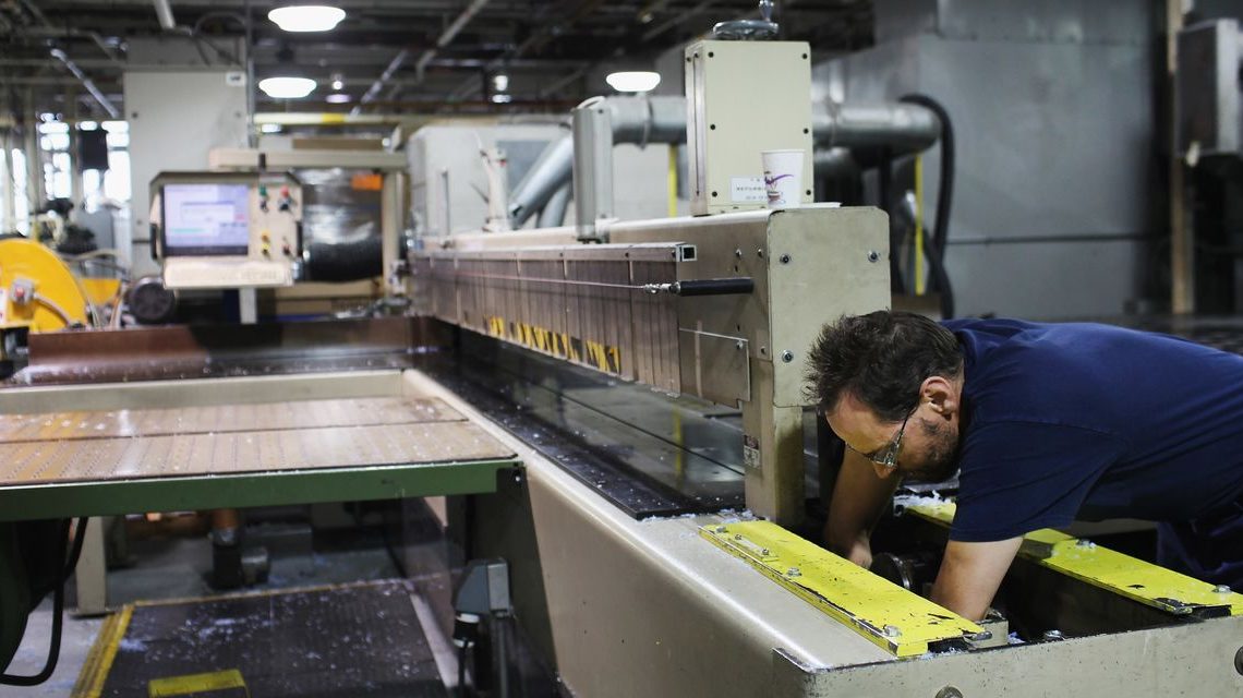 Philadelphia Fed manufacturing gauge remains in contractionary territory for second straight month