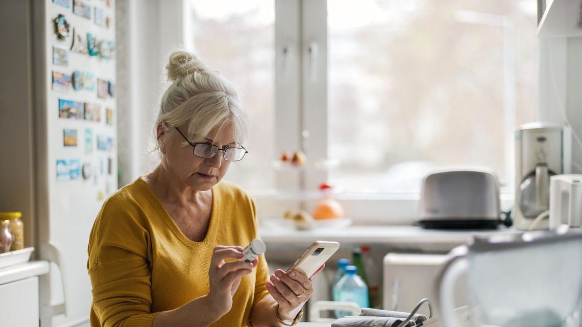 Middlemen pocket 70% of Medicare spending on widely used generic drugs, study finds 