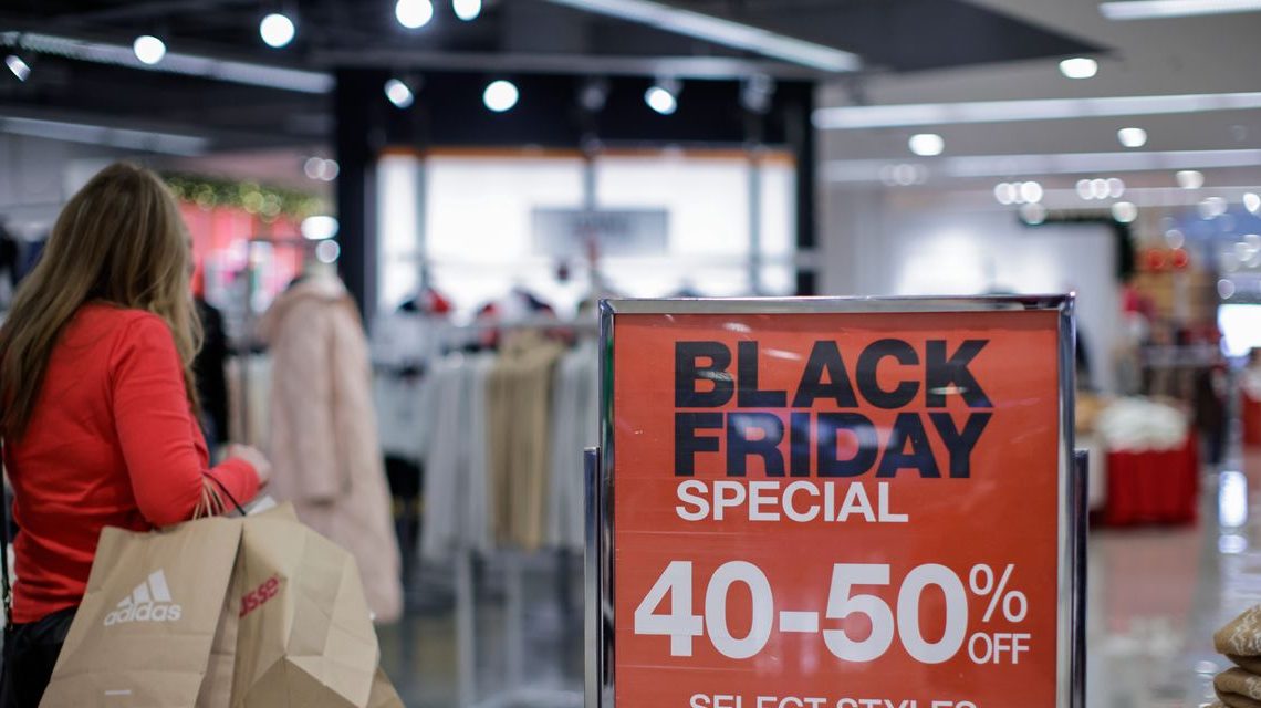 GDP numbers hint that many consumers — but not all — may keep spending through the holidays