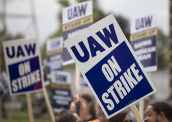 CNN Poll: Americans overwhelmingly side with autoworkers in ongoing union strike