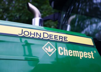 Are Capital Equipment Stocks Like Deere Worth Buying Despite Rising Interest Rates?