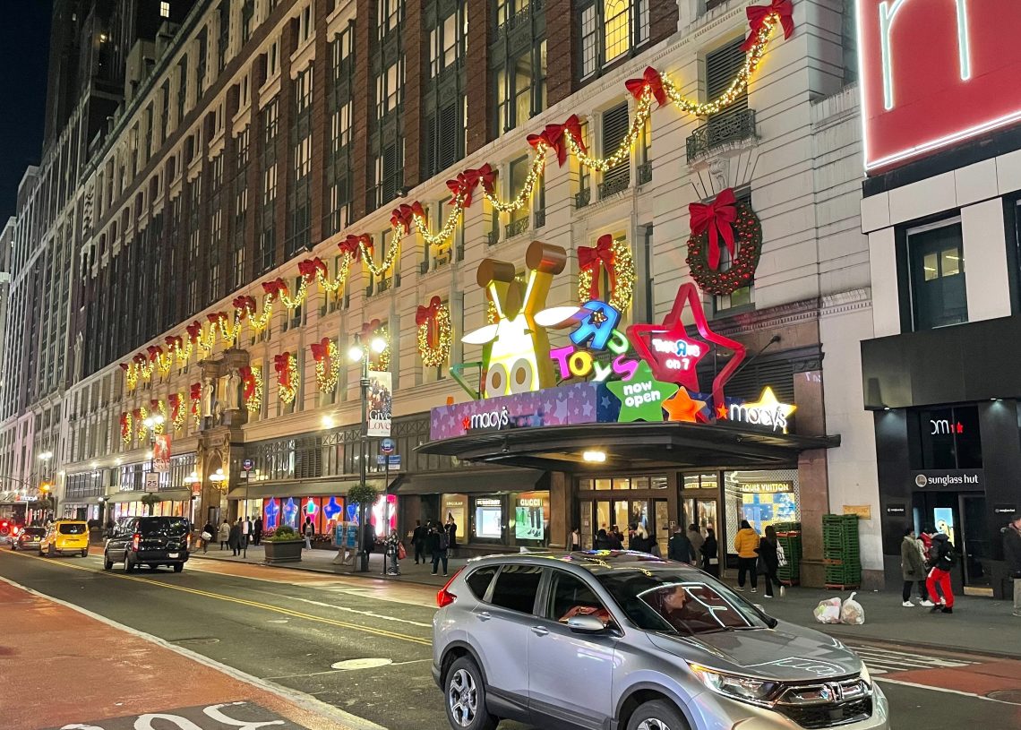 Holiday sales forecast to hit record high this year, despite growing economic headwinds