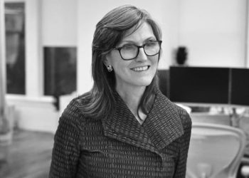 Cathie Wood Bets on Bitcoin Over Gold as Deflation Hedge