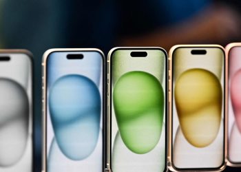 Opinion: Apple’s grim streak of revenue declines could continue into the holidays