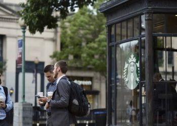 Starbucks CEO Tells Investors He Plans to Build on Howard Schultz’s Strategy