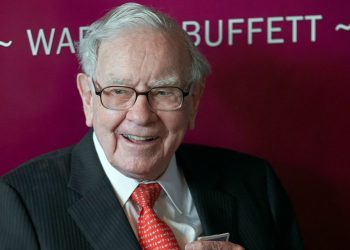 Buffett’s Berkshire Hathaway cash pile hits record $157 bln with deals scarce
