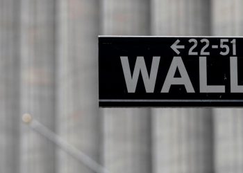 Dow ends slightly lower while S&P 500 extends longest winning streak in 2 years