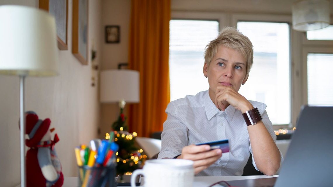 Consumers are increasingly relying on their existing credit cards instead of applying for new ones, TransUnion says