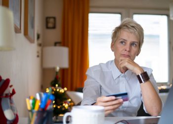 Consumers are increasingly relying on their existing credit cards instead of applying for new ones, TransUnion says