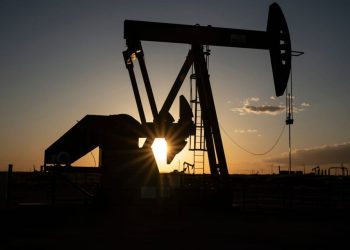 Oil prices move higher, but look to notch a fourth straight weekly loss