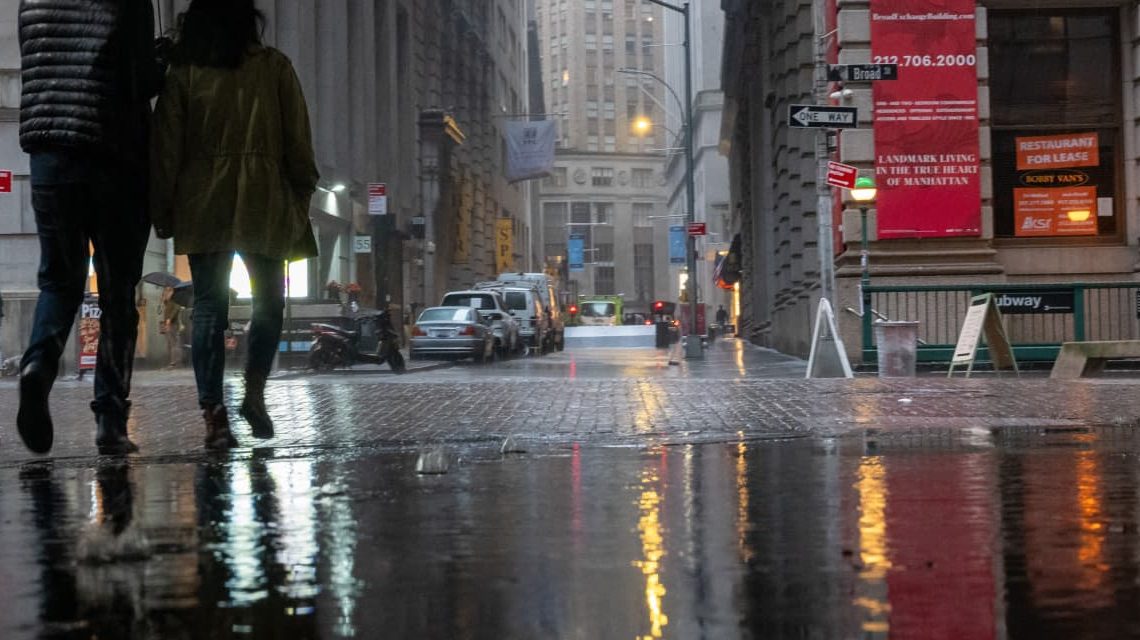 U.S. stocks rise, Dow heads for third straight week of gains