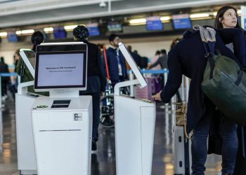 Economy still flashing recession signs, U.S. leading index finds