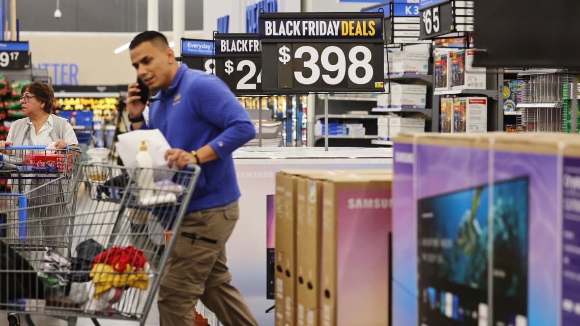 Will consumers go on a holiday season spending binge? Not this year, experts say.