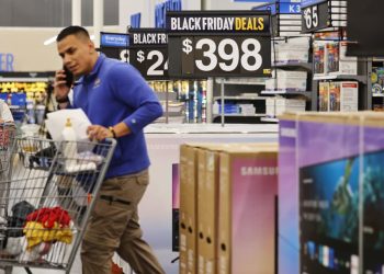 Will consumers go on a holiday season spending binge? Not this year, experts say.