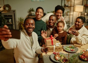 6 Hacks To Keep Your Holiday Spending On Track