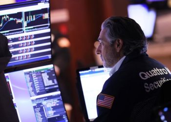 S&P 500 and Nasdaq Composite notch longest streak of gains in two years