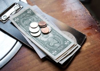 Most Americans tip 15% or less at dinner, poll says