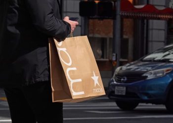 US retail sales fell in October for the first time in seven months