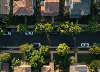 Mortgage rates fall for fourth week but stay above 7%