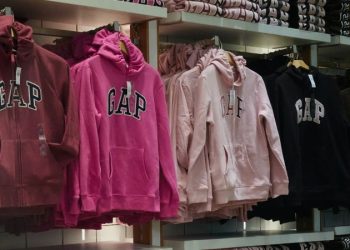 Old Navy gives Gap a little something to cheer about amid sales slump