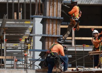 Construction spending climbs again, fueled by commercial investment and public works