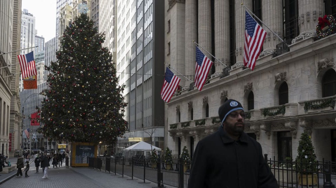 Dow posts third straight record close, S&P 500 scores longest weekly win streak in six years