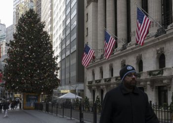 Dow posts third straight record close, S&P 500 scores longest weekly win streak in six years