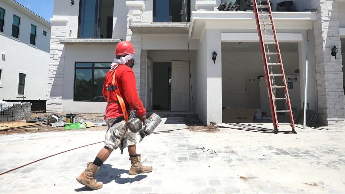 Builder-confidence index rises for the first time in five months as mortgage rates fall