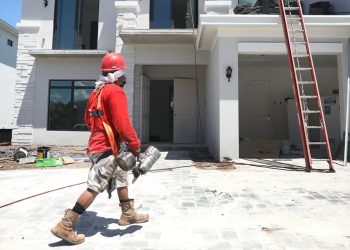 Builder-confidence index rises for the first time in five months as mortgage rates fall