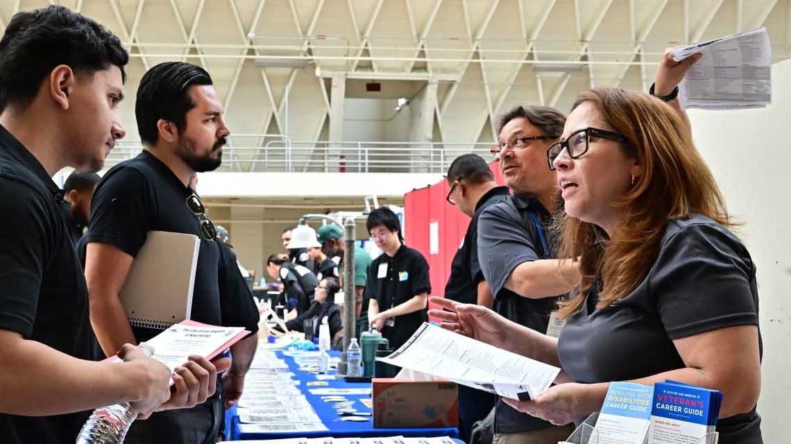 U.S. jobless claims rise for second straight week