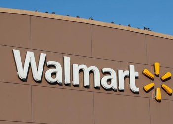 Walmart to give US store managers a raise