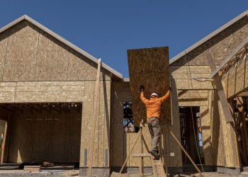 Homebuilder sentiment surges as mortgage rates trend down