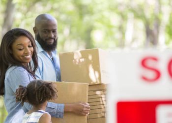 U.S. mortgage demand inches up as some buyers dip their toes in