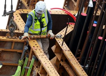 Layoffs and unemployment rate stay low even as jobs market shows cracks