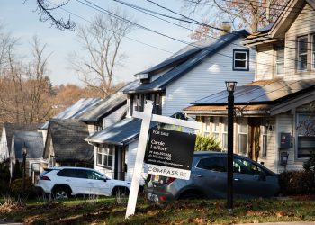 Mortgage rates rise slightly as homebuyer sentiment tanks