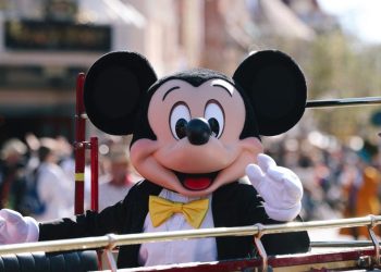 Disneyland character performers Mickey Mouse, Donald Duck looking to unionize