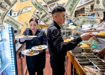 Celebrity chef says restaurant-goers are still seeing high menu prices because of this 'No. 1 problem'