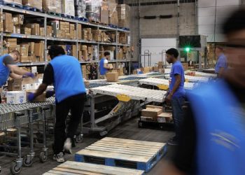 Walmart starts bonus program for hourly workers