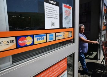 American consumers see debt delinquency risk rising, higher long-term inflation: NY Fed