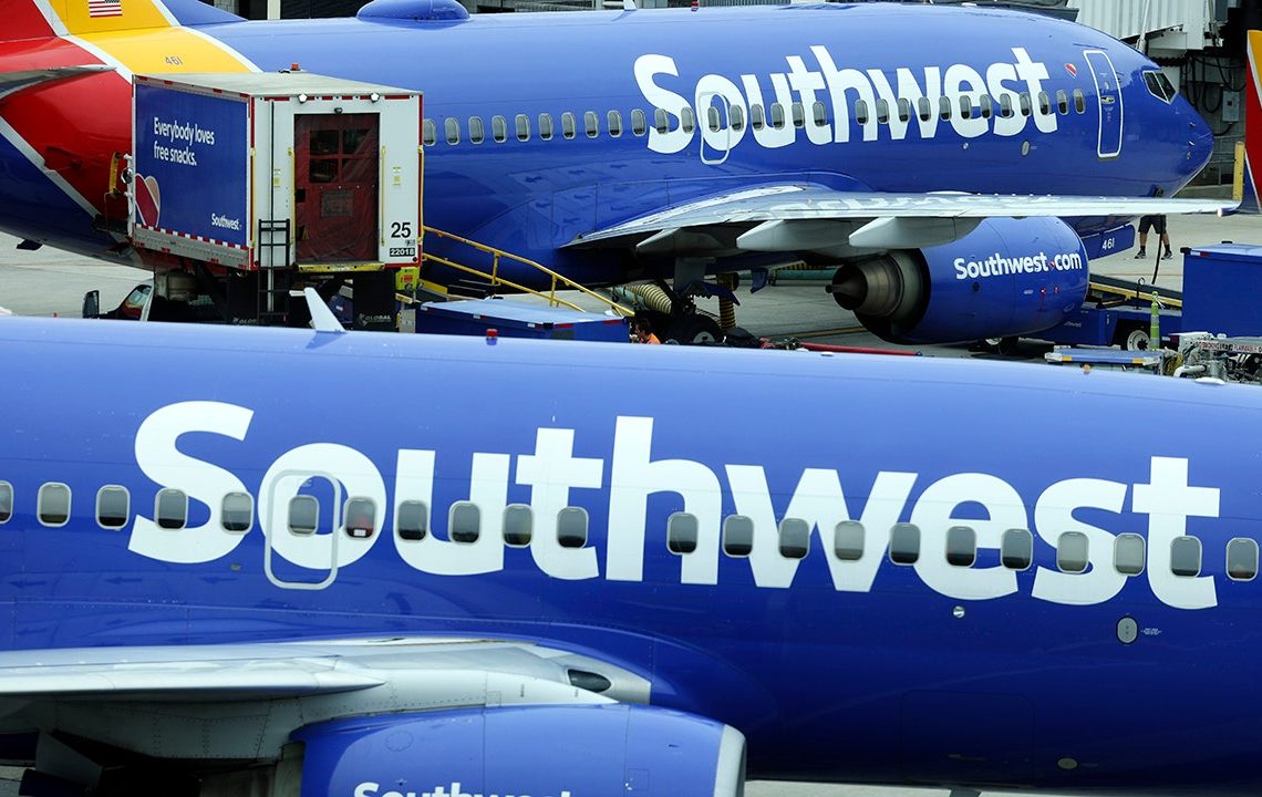 Snowstorm cancels more than 1,800 flights, delays 4,000 others across US