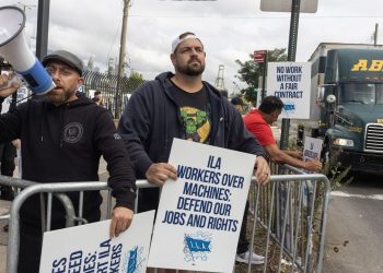 Dockworkers' union, employers to resume talks as strike threat looms