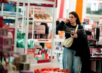 US retail sales rebound moderately in February