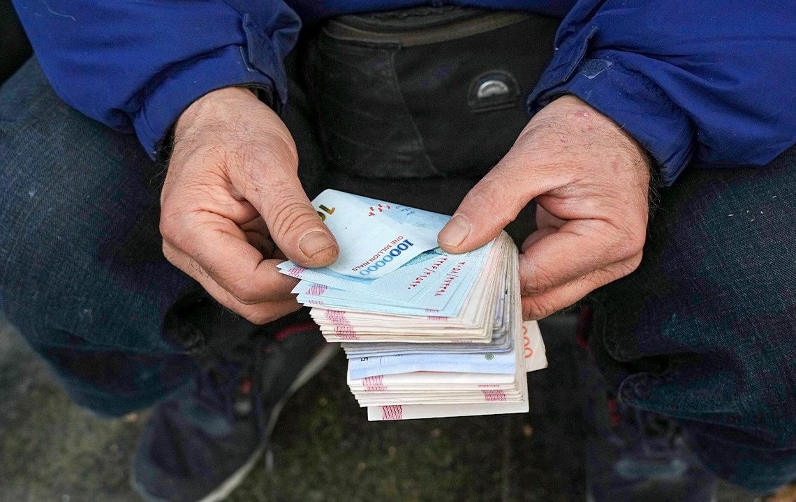 Iran's currency plummets amid Trump's 'maximum pressure' plan