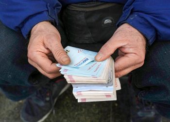 Iran's currency plummets amid Trump's 'maximum pressure' plan