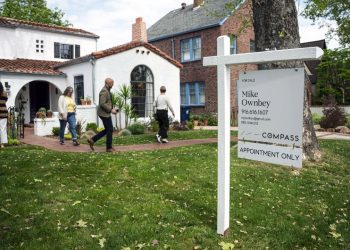 Mortgage rates slip, sticking near 2025 lows