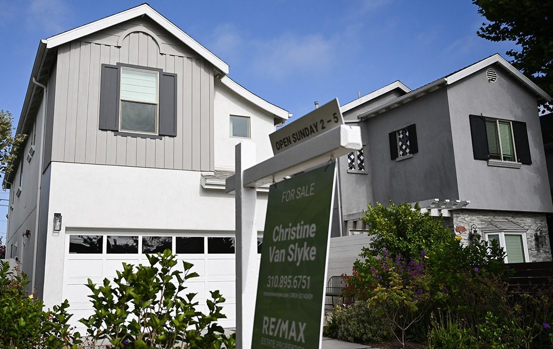 Mortgage rates fall ahead of Christmas holiday