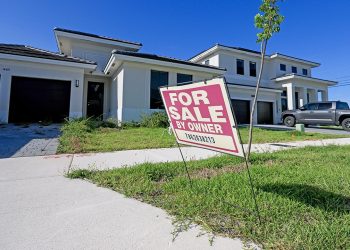 Americans flee mortgage market despite lower rates as lenders tighten grip on credit nationwide