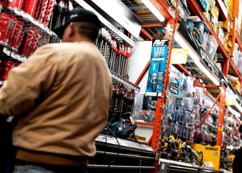 Americans' paychecks grow stronger as Main Street shows new economic strength