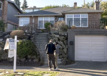 Mortgage rates fall below 6% for first time since 2022