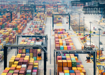 US economy grew at 0.5% in fourth quarter